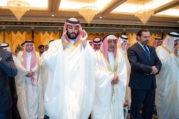 (عکس) نخست‌وزیر لبنان نماز عید را در کنار شاه سعودی اقامه کرد