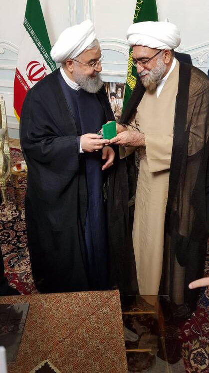 (تصاویر) هدیه‌ای که تولیت آستان قدس به رئیس‌جمهور داد
