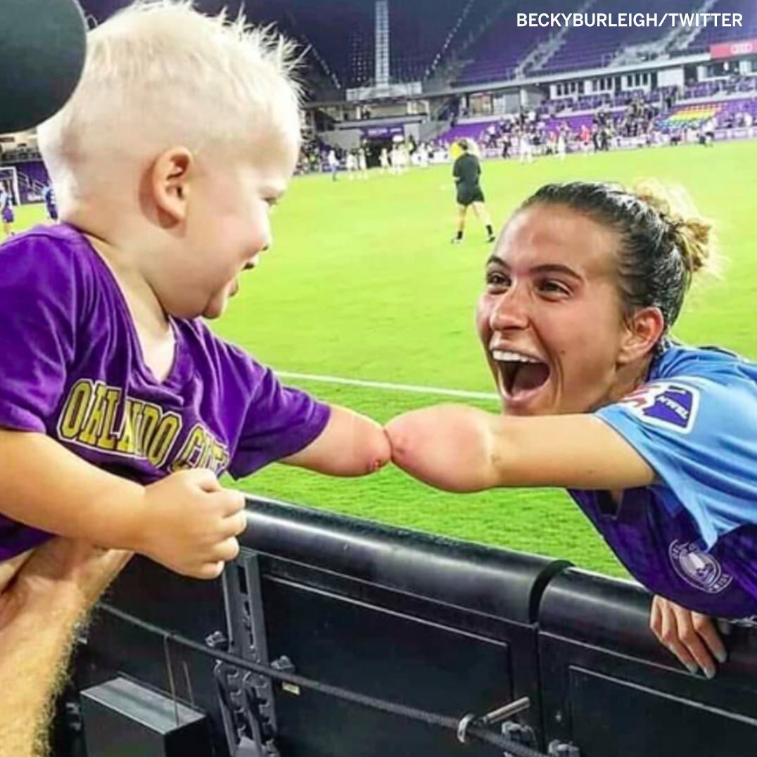 تصویری از فوتبالیست زن که دنیا را تحت تاثیر قرار داد