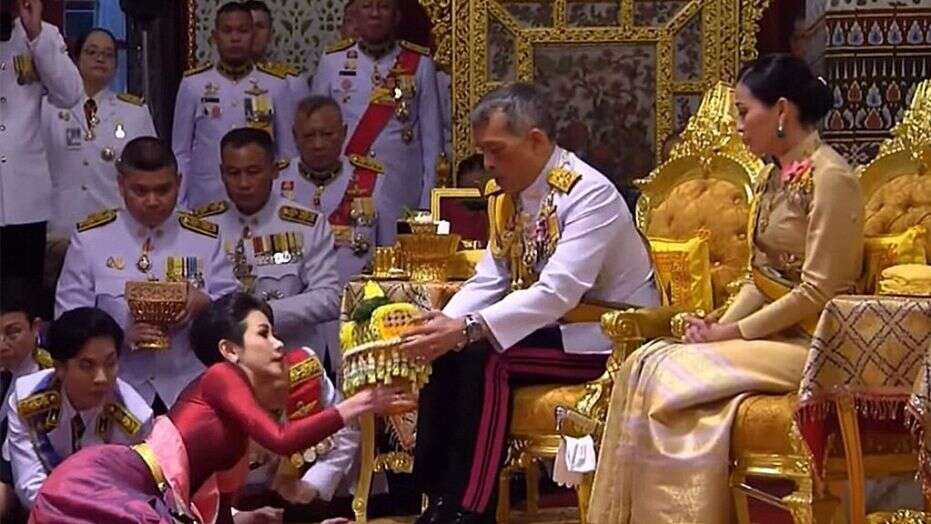 زندگی عجیب پادشاه تایلند؛ از ازدواج با بادیگارد شخصی تا انتشار عکسی که سایت دربار را مسدود کرد + تصاویر