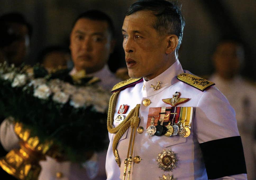 زندگی عجیب پادشاه تایلند؛ از ازدواج با بادیگارد شخصی تا انتشار عکسی که سایت دربار را مسدود کرد + تصاویر