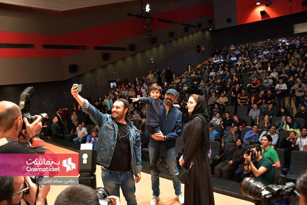 (عکس) سلفی جواد عزتی و بهنوش طباطبایی با سینمادوستان مشهدی