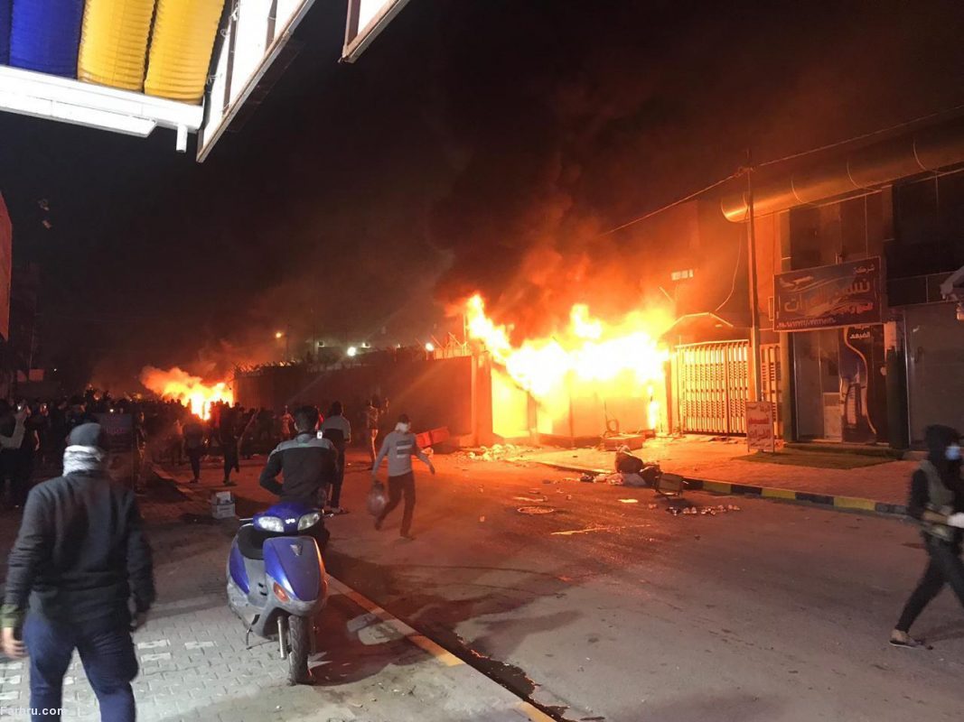وخامت اوضاع در شهر نجف؛ حمله به کنسولگری ایران/ هیات دیپلماتیک ایران کنسولگری را قبل از آتش‌سوزی ترک کرد