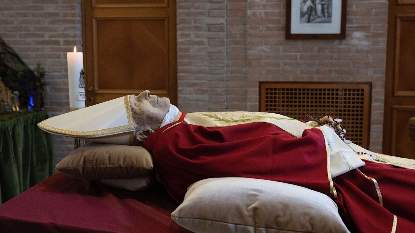 (تصویر) جنازه پاپ سابق برای خداحافظی