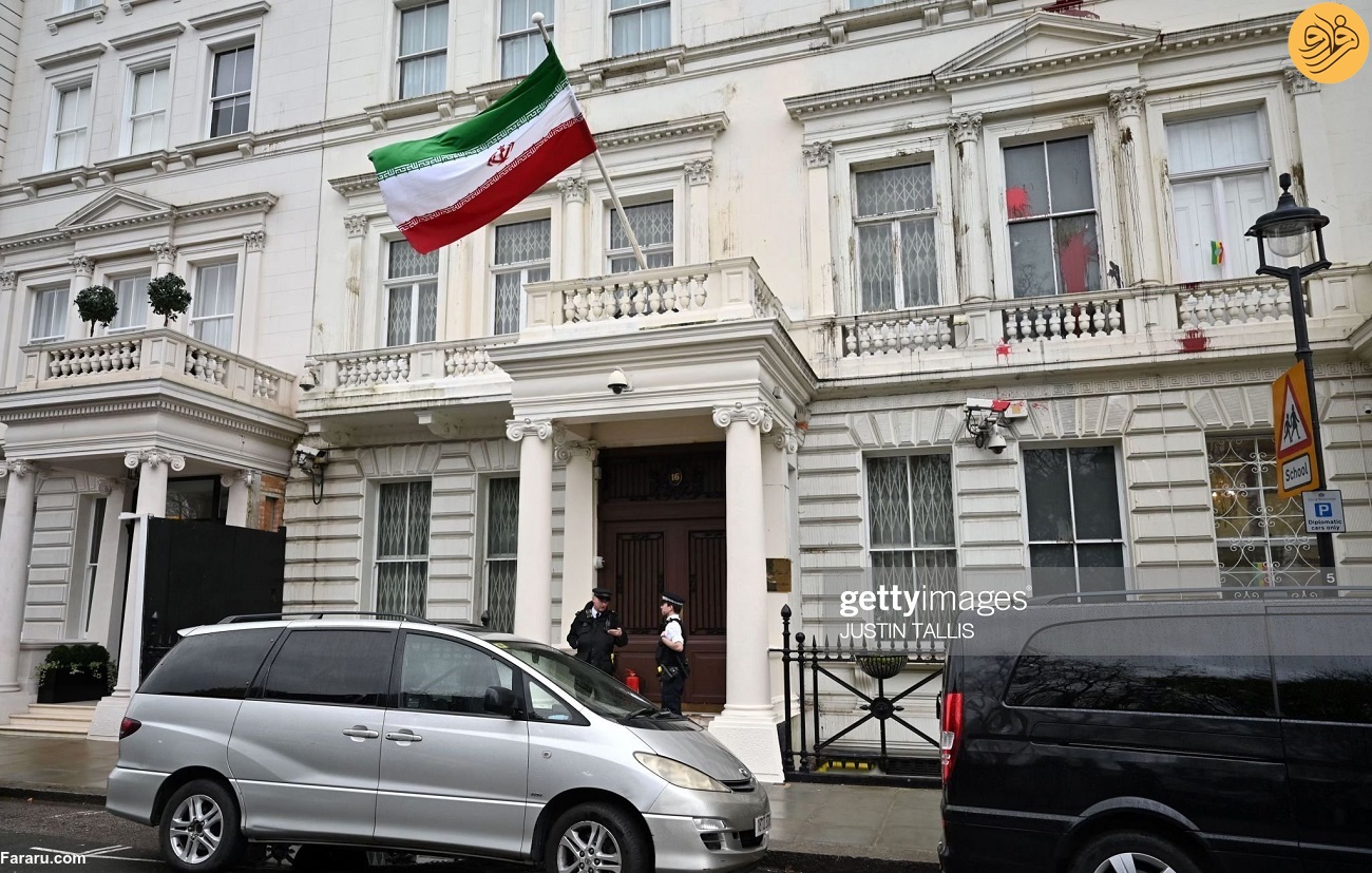 شعارنویسی روی دیوارهای سفارت ایران در لندن