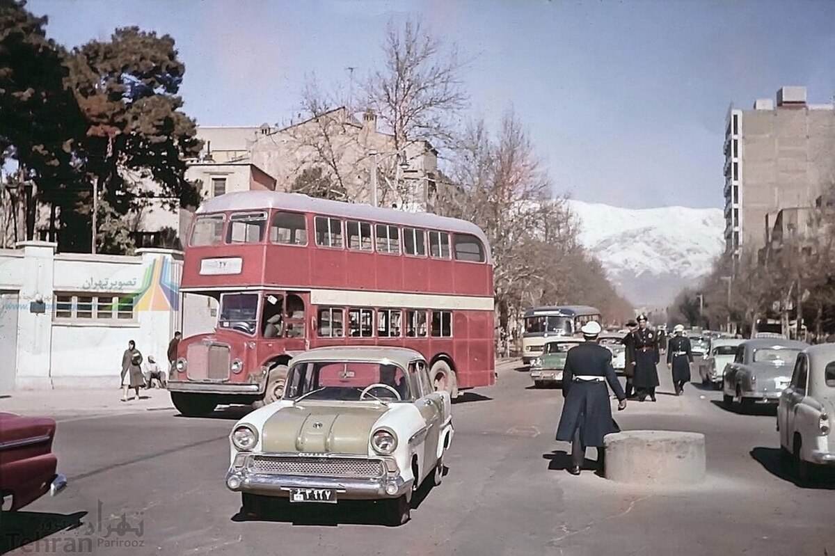 وقتی اتوبوس‌های تهران 51 سال پیش هم جا نداشتند / مسافرانی که از اتوبوس آویزان می‌شدند