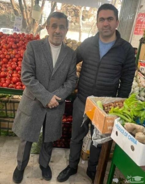 عکس تیپ دیده‌نشده از رئیس «دولت بهار» / یادگاری احمدی‌نژاد در میوه‌فروشی