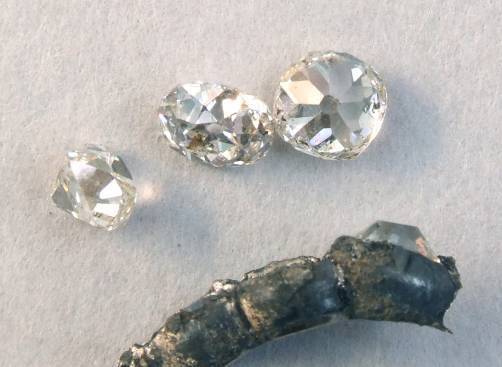 کشف حلقۀ الماس‌نشان در توالت ۴۰۰ ساله!