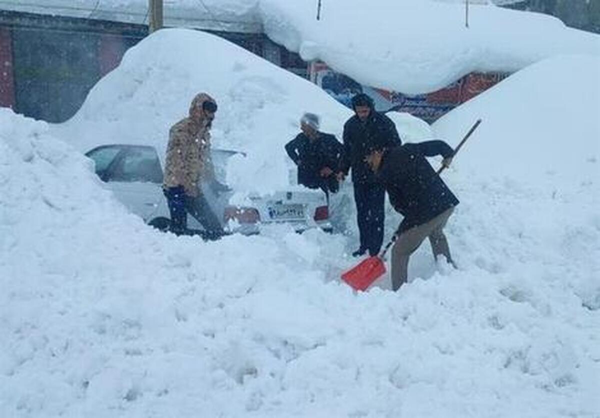 (ویدئو) برف روستای «امام قیس» شهرستان بروجن را محاصره کرد