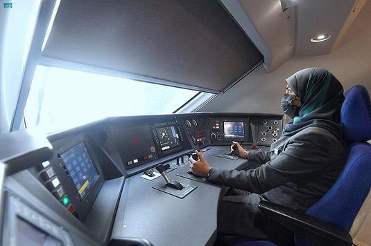 (تصویر) غافلگیری تازه عربستان؛ زنان راننده قطار حرمین شریفین شدند