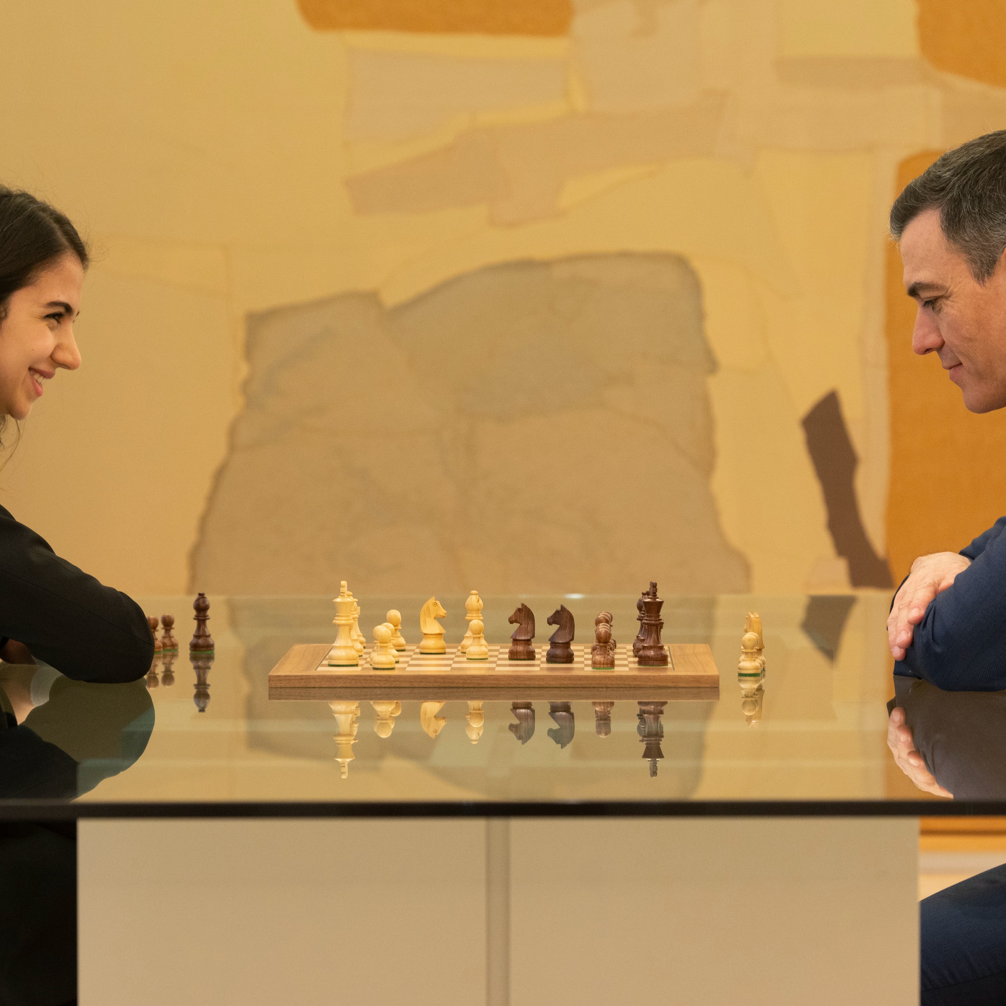 (تصاویر) شطرنج سارا خادم‌الشریعه با نخست وزیر اسپانیا