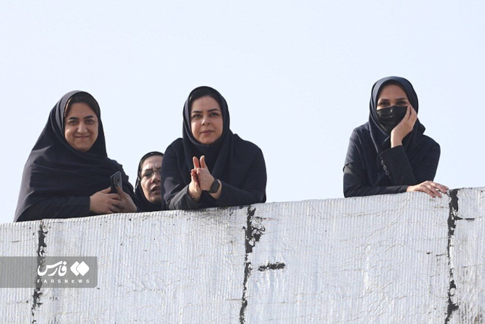 (عکس) زنان از روی پشت بام، تماشاگر بازی نساجی و استقلال