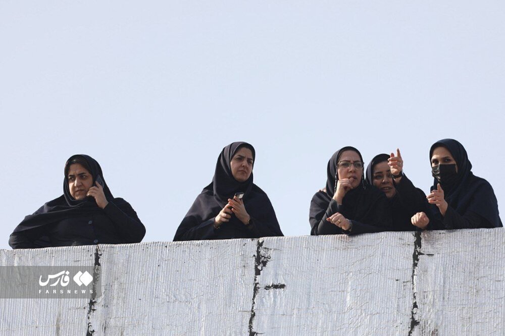 (عکس) زنان از روی پشت بام، تماشاگر بازی نساجی و استقلال