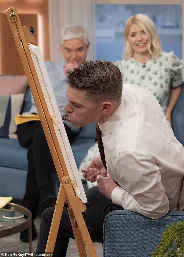 مردی که با زبان درازش نقاشی می‌کند، رکورد گینس را زد