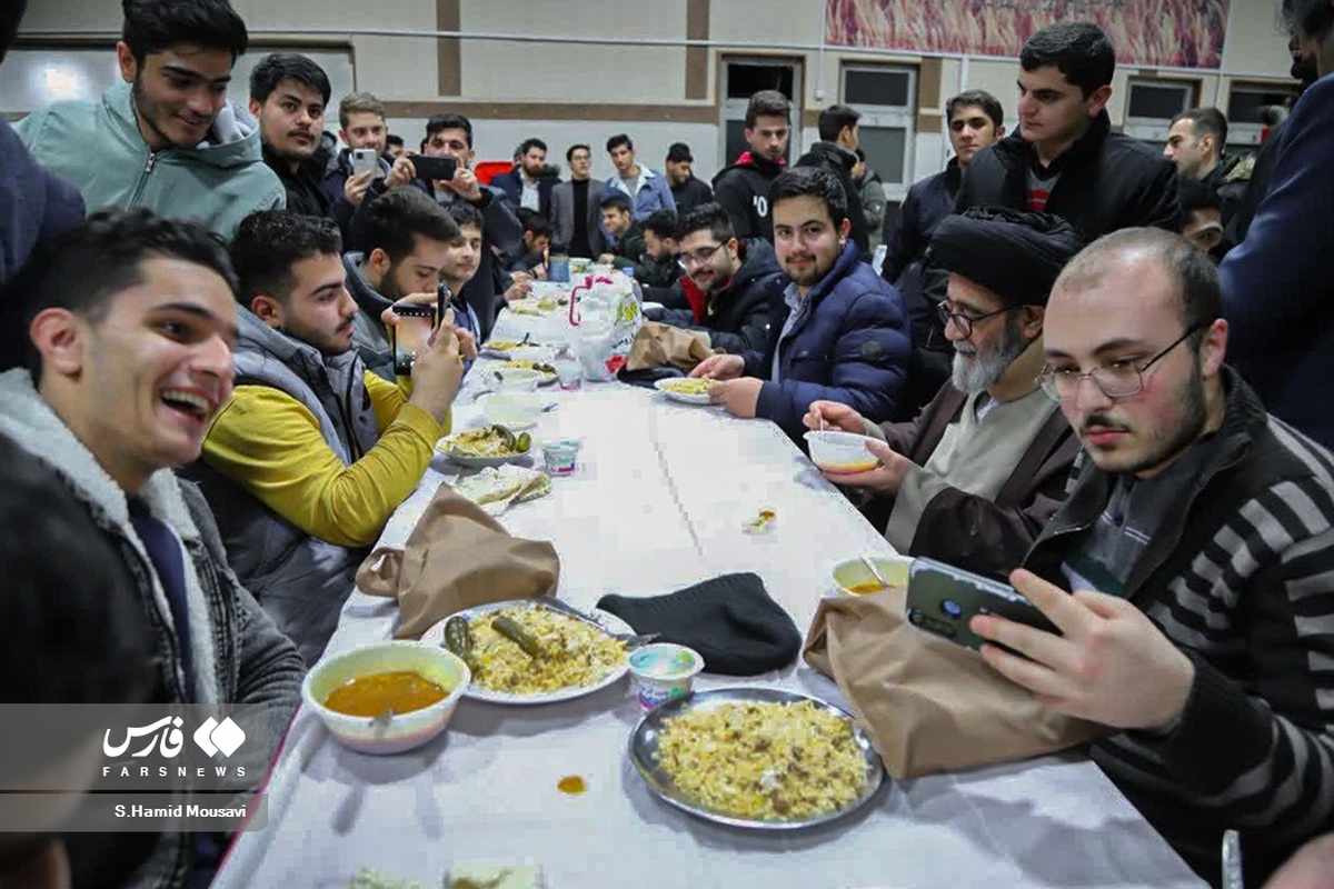 (تصاویر) حضور آل‌هاشم در خوابگاه دانشجویان تبریز