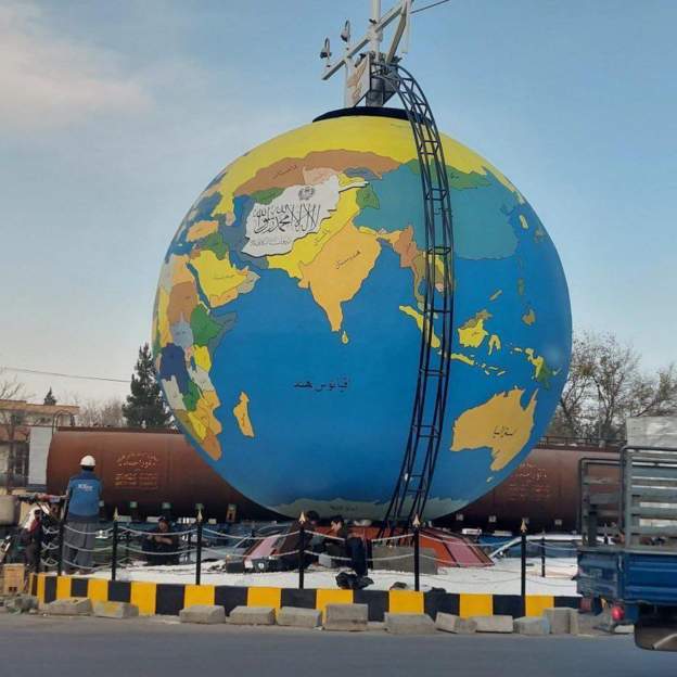 (تصویر) نصب «کره زمین» عجیب در کابل؛ طالبان ایران را کوچک کرد!