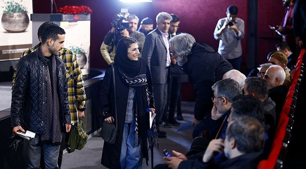 (تصاویر) حجاب سوال برانگیز دختر نادر طالب زاده در مراسم یادبود پدرش