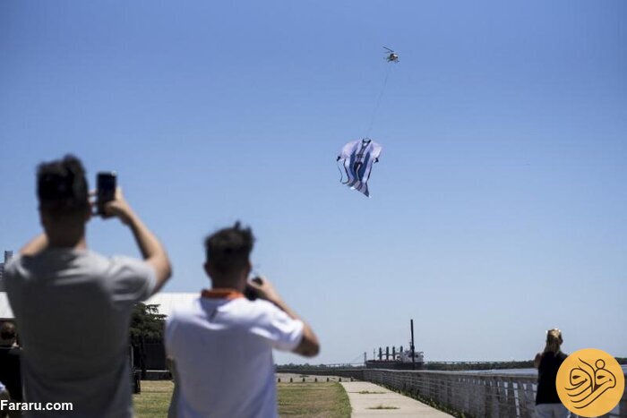(عکس) حمل پیراهن غول‌پیکر مسی با هلیکوپتر