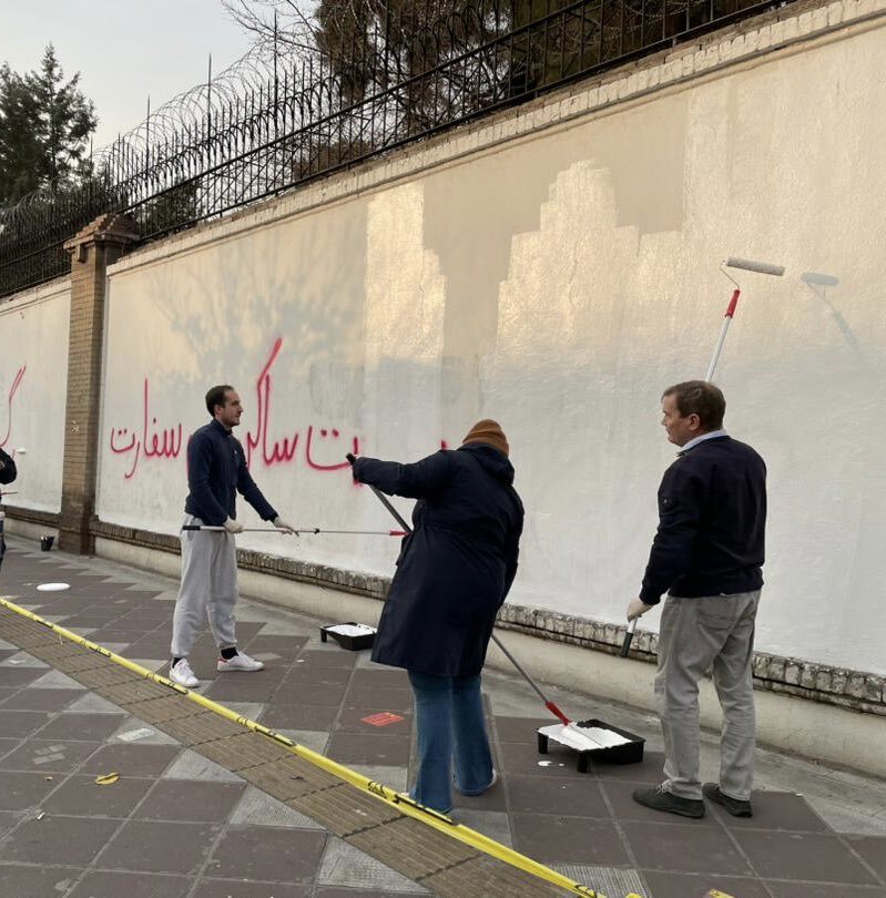(عکس) پاکسازی دیوار سفارت انگلیس توسط سفیر و دیگران