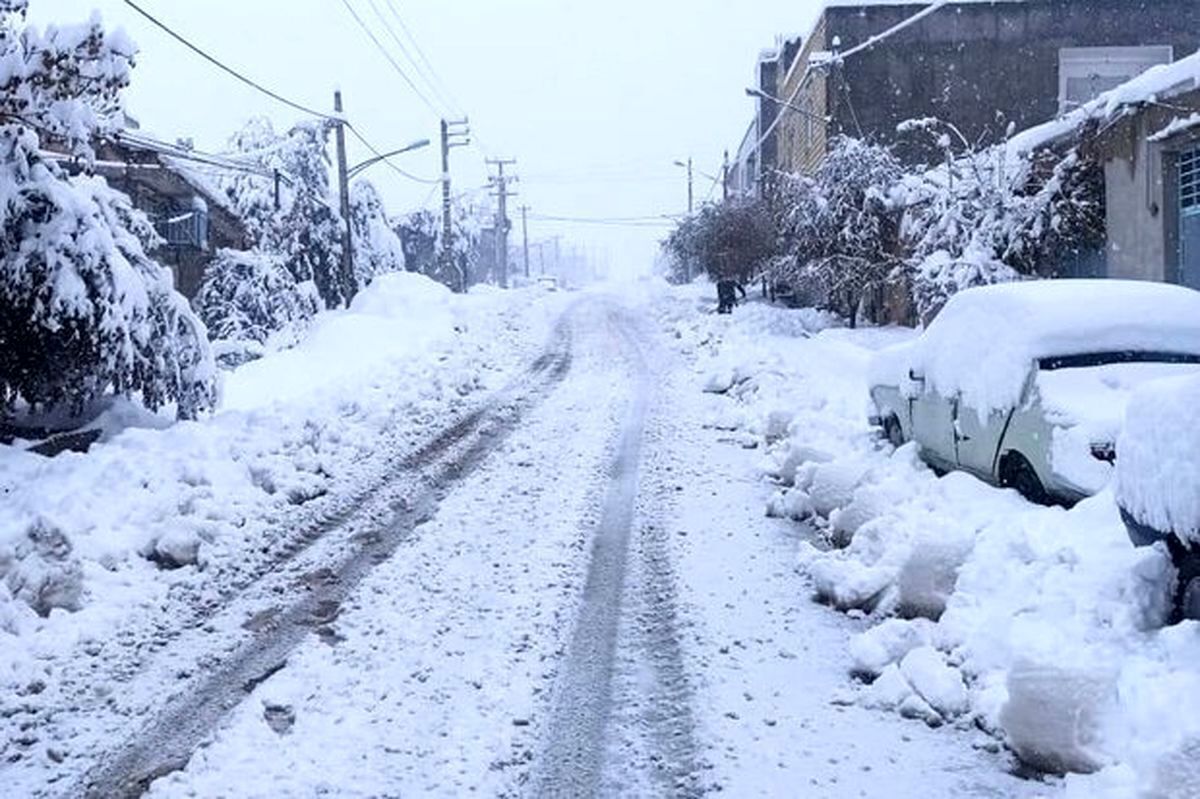 (عکس) وضعیت فعلی مشگین‌شهر؛ شهروندان تا کمر در برف!
