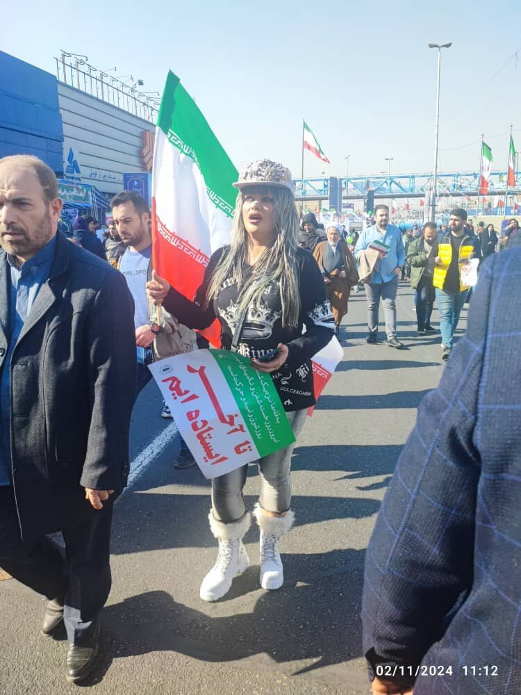 (تصویر) چرا عکس این زن در راهپیمایی ۲۲ بهمن پرحاشیه شد؟
