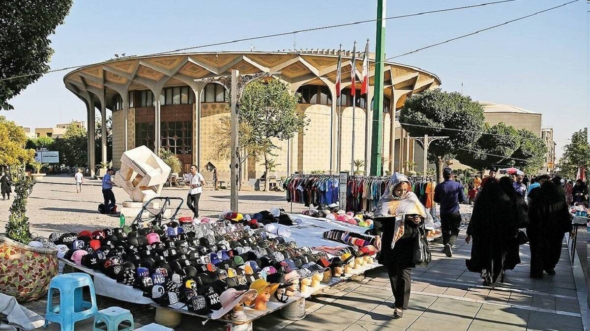 انتقال دستفروشان اطراف تئاتر شهر به دو بازارچه
