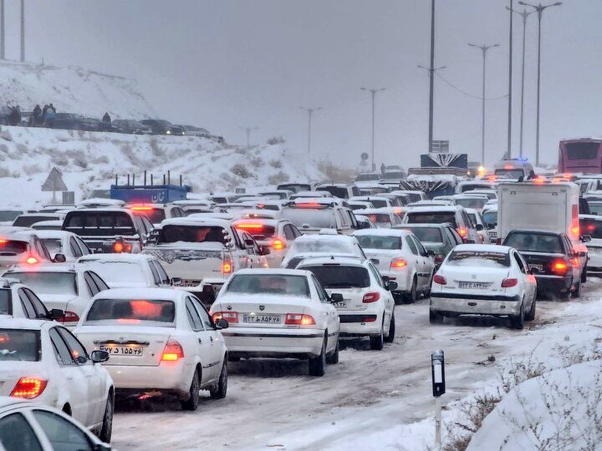 (ویدیو) مسدود شدن جاده قم اراک و گرفتاری ده‌ها خودرو در کولاک برف