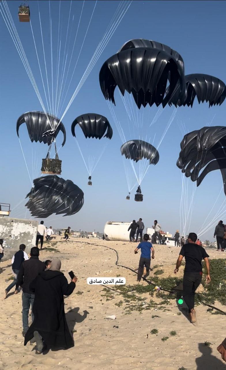 پرتاب هوایی بسته‌های غذا برای غزه توسط هواپیما‌های امریکا(ویدئو + عکس)