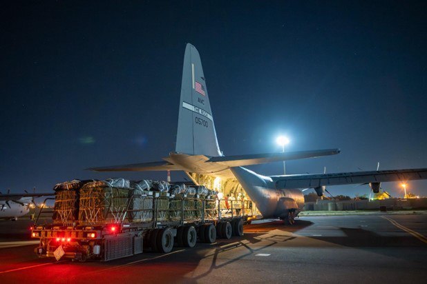 پرتاب هوایی بسته‌های غذا برای غزه توسط هواپیما‌های امریکا(ویدئو + عکس)