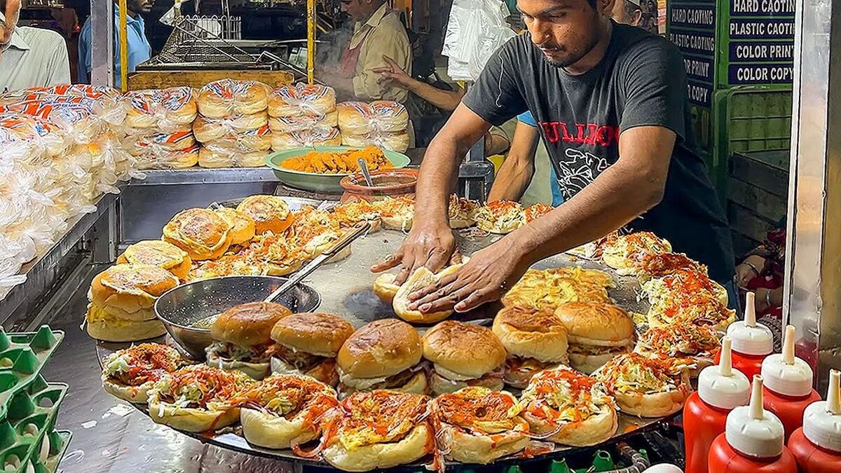 (ویدیو) غذای خیابانی در کراچی پاکستان؛ پخت برگر با 30 عدد تخم‌مرغ و شامی‌کباب