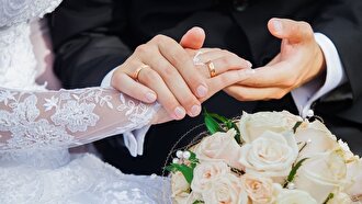 (ویدئو)  جنجال یک داماد در شب عروسی، حلقه به جای دست عروس در دست مادر رفت!