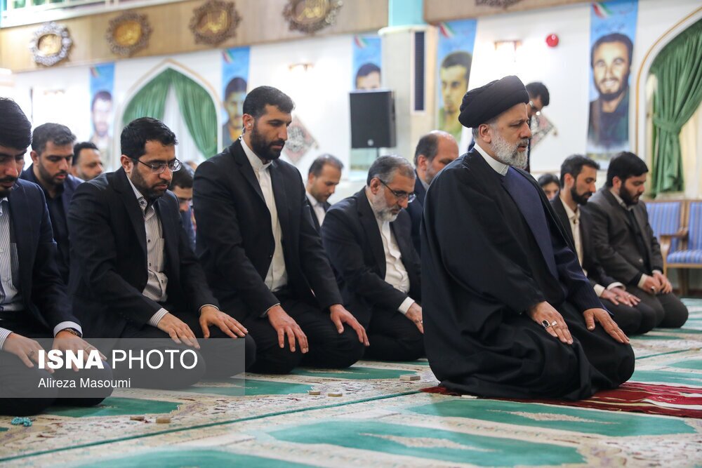 عکسی از نماز خواندن ابراهیم رئیسی و محافظش در حاشیه یک مراسم