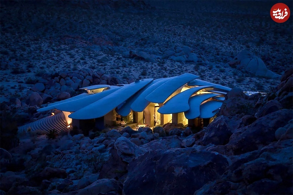 (تصاویر) خانه‌ای شگفت‌انگیز که مثل جانوری وحشی در صحرا کمین کرده است