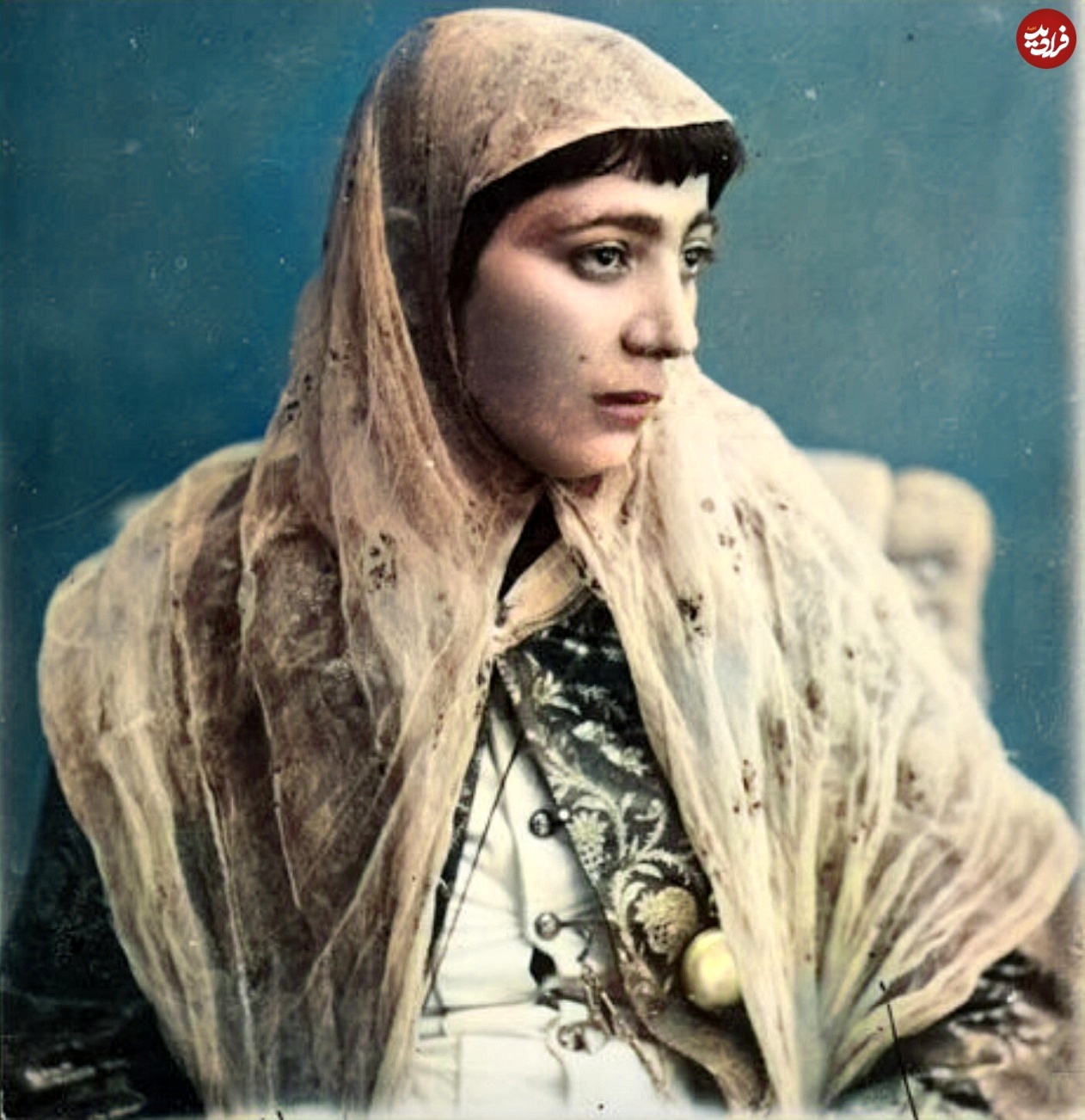 (تصاویر) این زن زیبای مرموز در عکس‌های قاجاری کیست؟