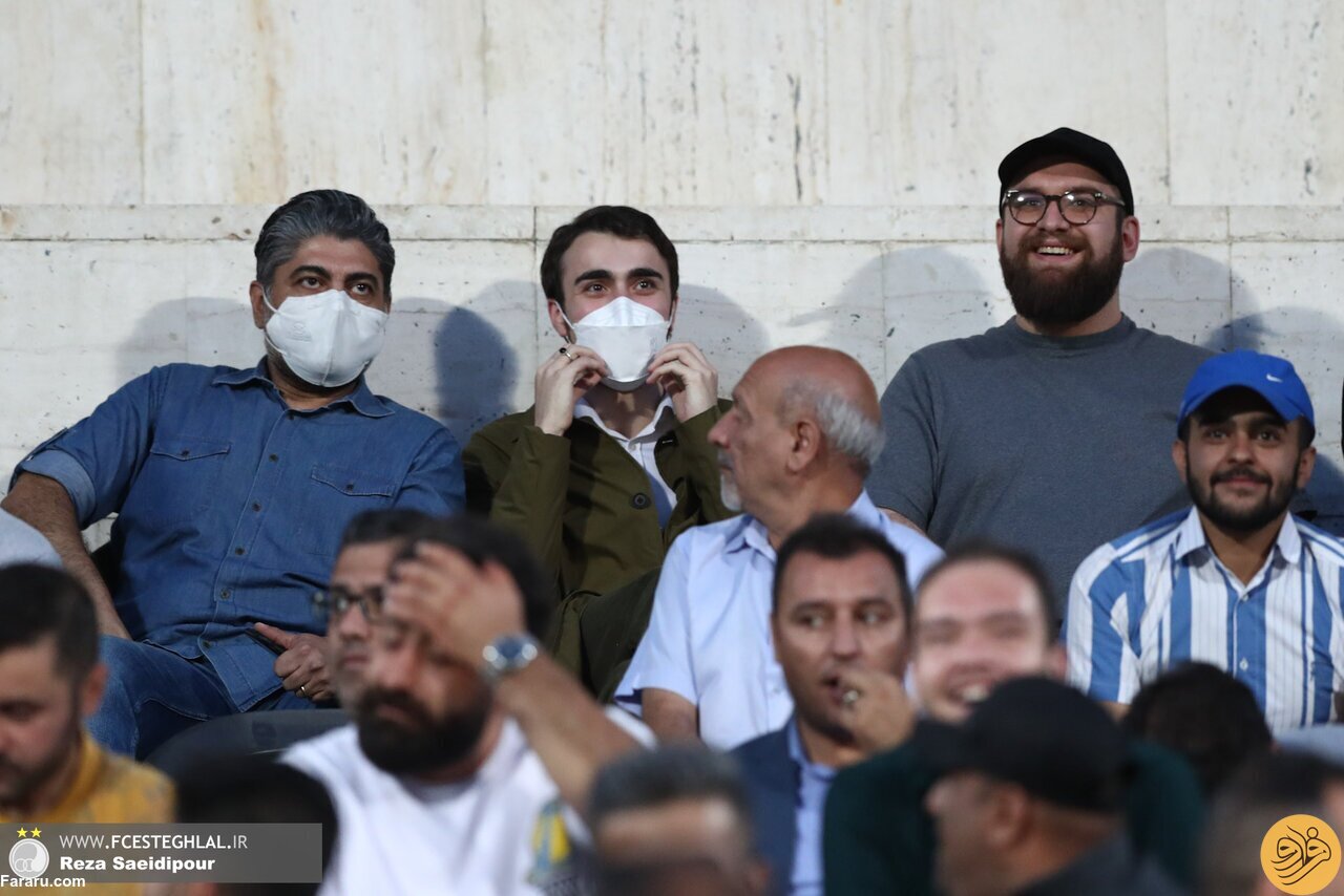 (عکس) تصویر خاص احمدخمینی در بین تماشاگران دربی