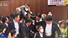 (ویدئو) درگیری در پارلمان ژاپن بر سر تصویب اخراج پناهجویان