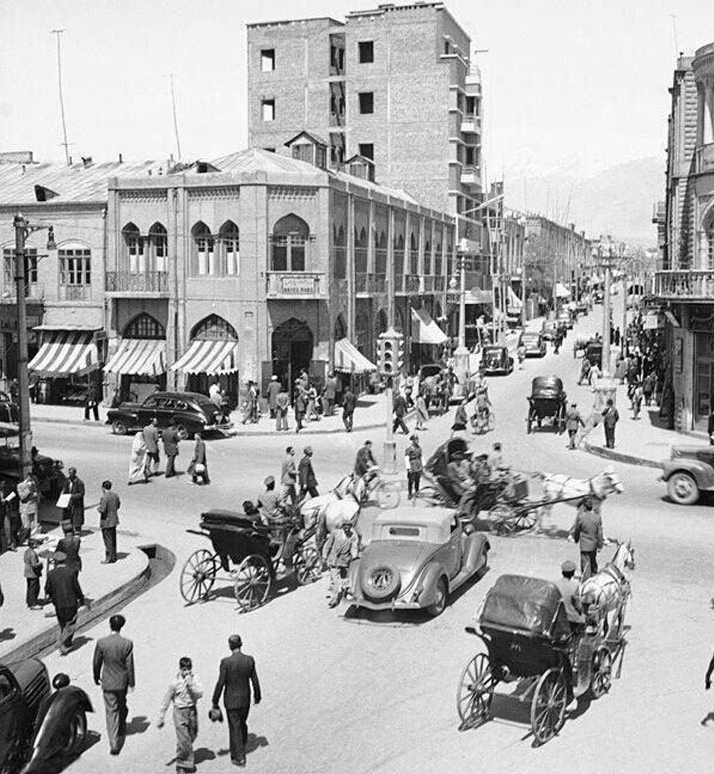 دو عکس قدیمی و جالب از خیابان لاله زار تهران؛ ۷۶ سال قبل