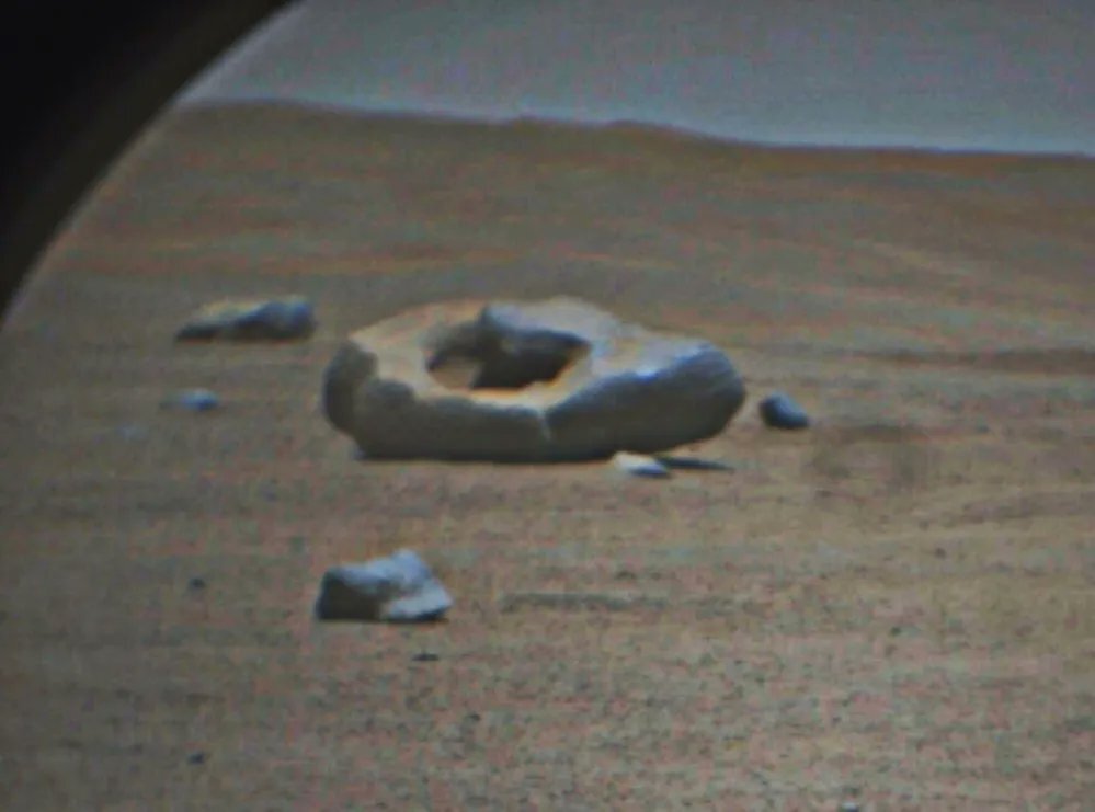 ثبت سنگی عجیب به شکل دونات در مریخ