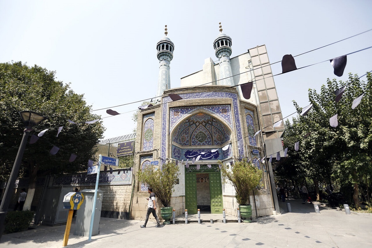 مادر شاه کدام مسجد را در تهران ساخت؟