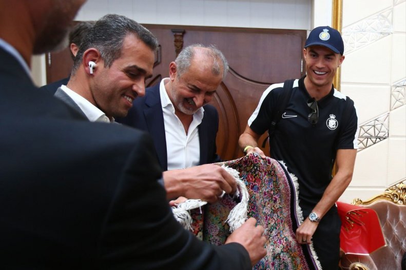 (عکس) واکنش جالب رونالدو به هدیه باشگاه پرسپولیس