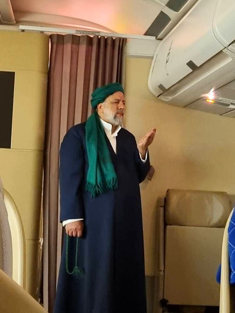 (تصویر) اقامه نماز توسط ابراهیم رئیسی داخل هواپیما در مسیر نیویورک