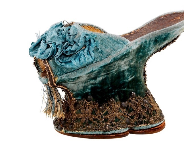 (تصاویر) کفش‌های «آسمانخراش» که زنان ۴۰۰ سال قبل می‌پوشیدند!