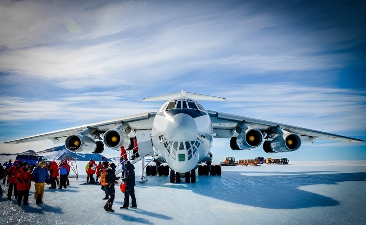 (ویدئو) فرود حیرت‌انگیز هواپیمای غول پیکر ایلوشین IL-76 روی برف