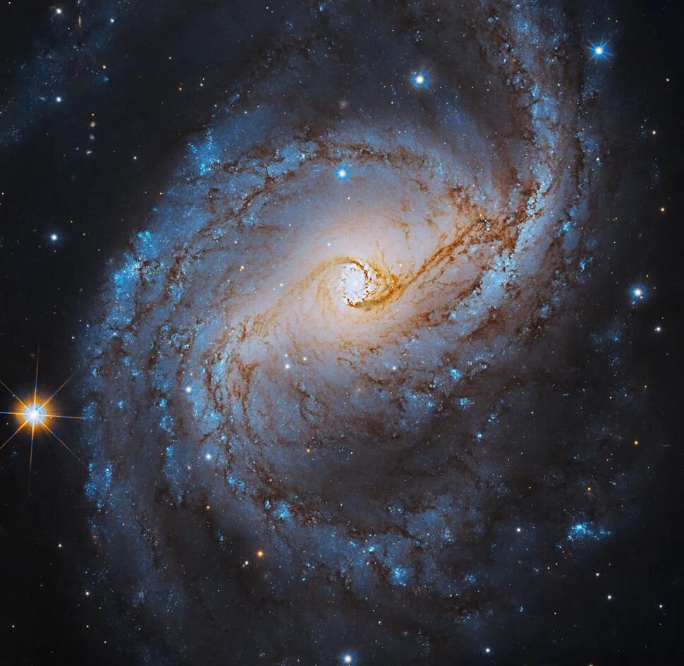 عکس | تصویر خیره‌کننده هابل از کهکشان مارپیچی در فاصله ۷۸ میلیون سال نوری