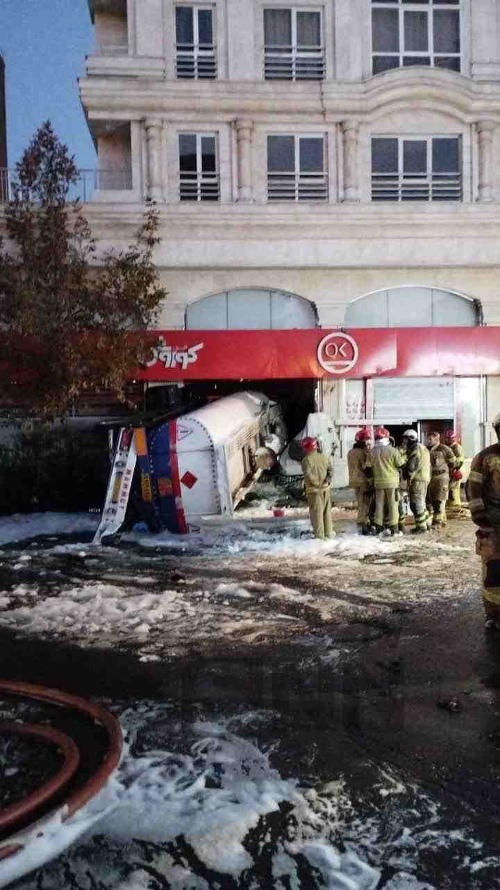(تصاویر)تانکر سوخت در تهران بعد از واژگونی وارد فروشگاه شد