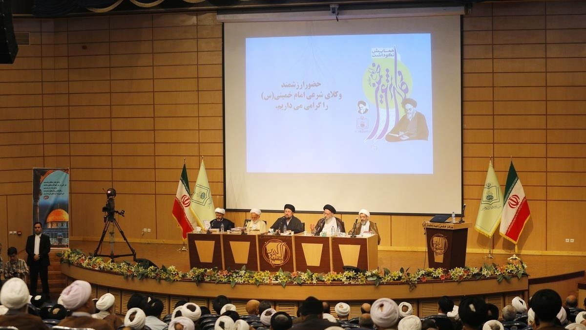 امام خمینی تنها برای دو نفر از لقب «حجت‌الاسلام والمسلمین» استفاده کرد