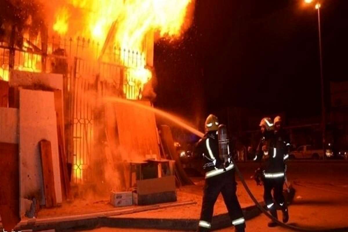 (ویدیو) آتش‌سوزی گسترده یک انبار در محدوده منیریه/ تخلیه اضطراری ۱۲ خانه