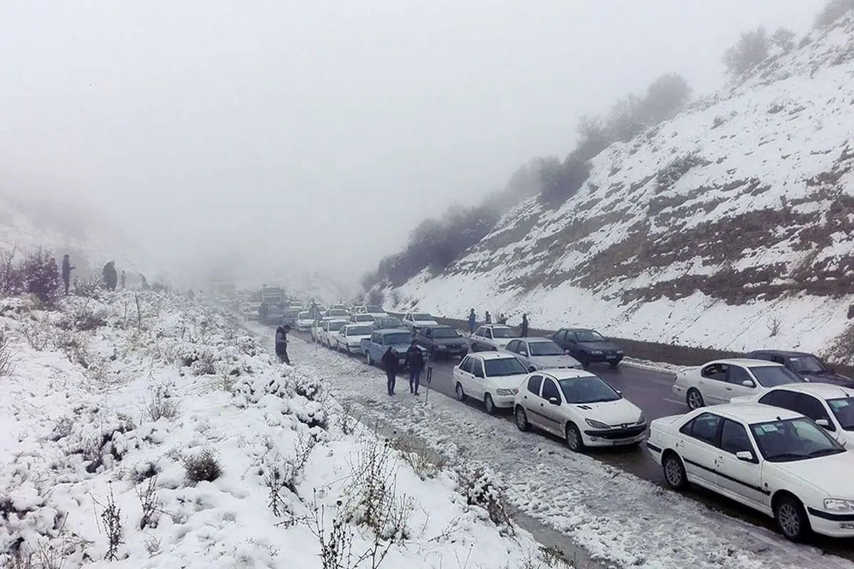 ترافیک سنگین و بارش برف در جاده هراز و چالوس