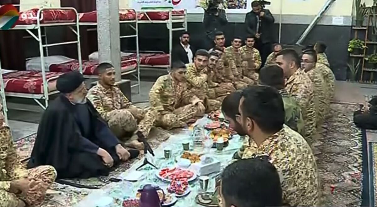 (ویدیو) شب یلدای رییسی در کنار سربازان