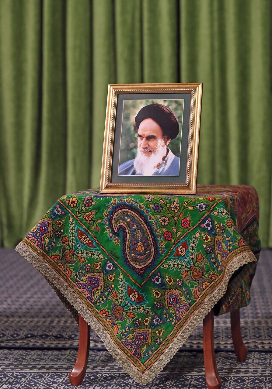 عکسی از ۲ تابلو در حسینیه امام خمینی در زمان بیانات رهبری در آغاز سال نو